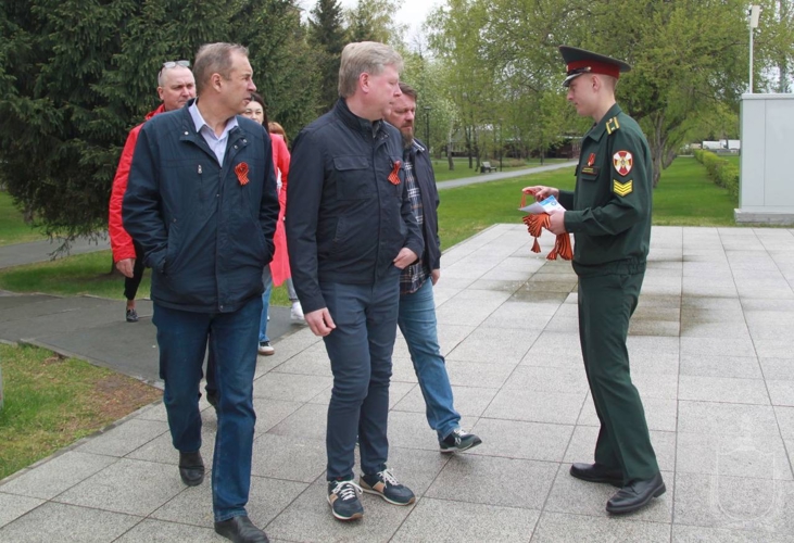 Курсанты Новосибирского военного института и сотрудники вневедомственной охраны вручили горожанам георгиевские ленточки