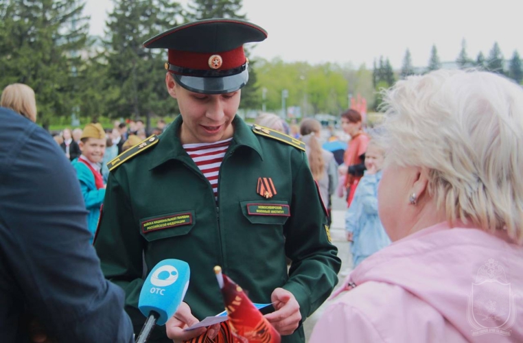 Курсанты Новосибирского военного института и сотрудники вневедомственной охраны вручили горожанам георгиевские ленточки