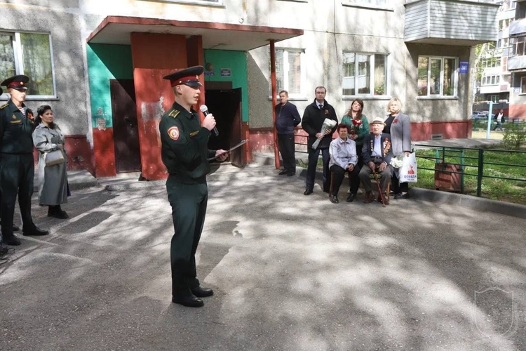 Курсанты и офицеры Новосибирского военного института провели  Парад у дома ветеранов