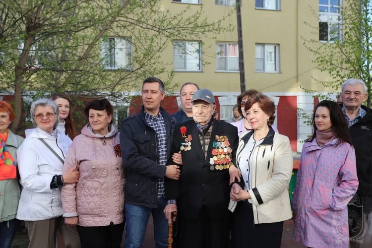 Курсанты и офицеры Новосибирского военного института провели  Парад у дома ветеранов