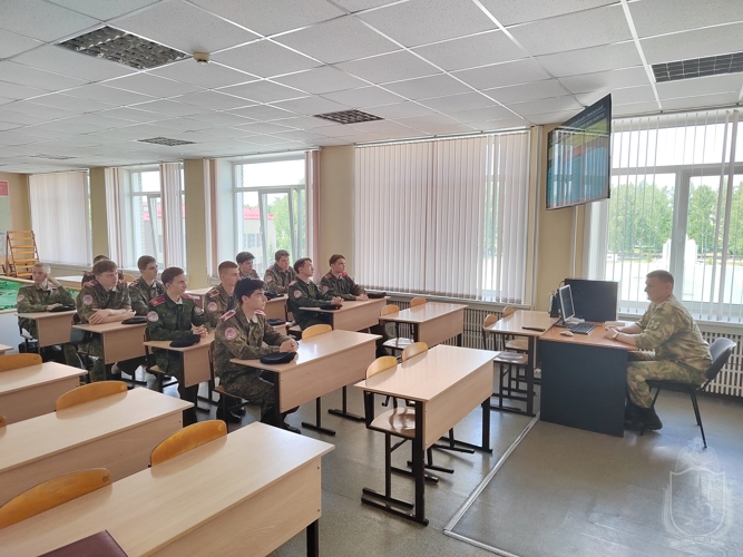 На территории военного института прошли учебные сборы с кадетами Сибирского кадетского корпуса.