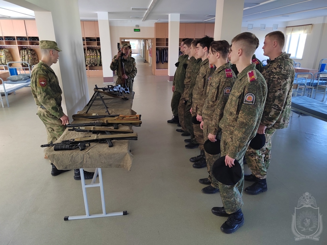 На территории военного института прошли учебные сборы с кадетами Сибирского кадетского корпуса.