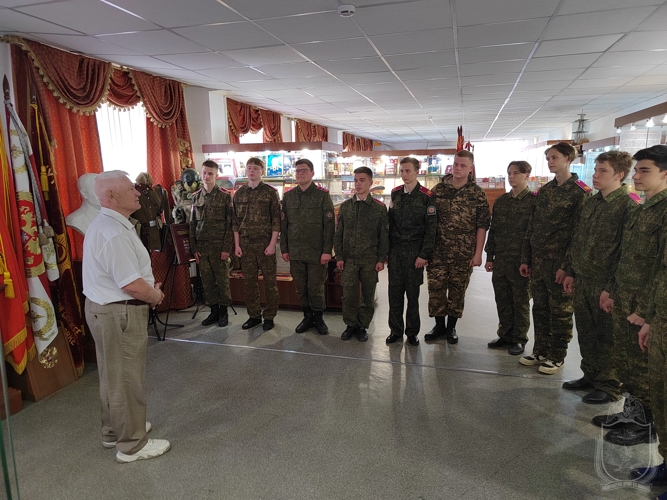 На территории военного института прошли учебные сборы с кадетами Сибирского кадетского корпуса.