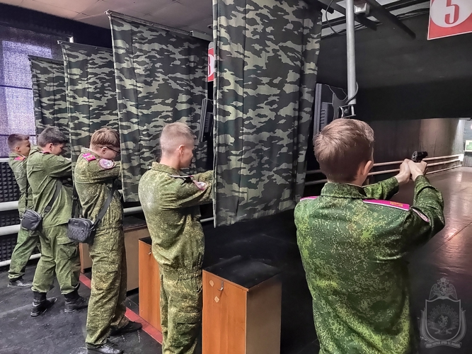 На территории военного института прошли учебные сборы с кадетами Сибирского кадетского корпуса.