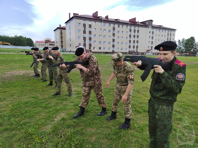 На территории военного института прошли учебные сборы с кадетами Сибирского кадетского корпуса.