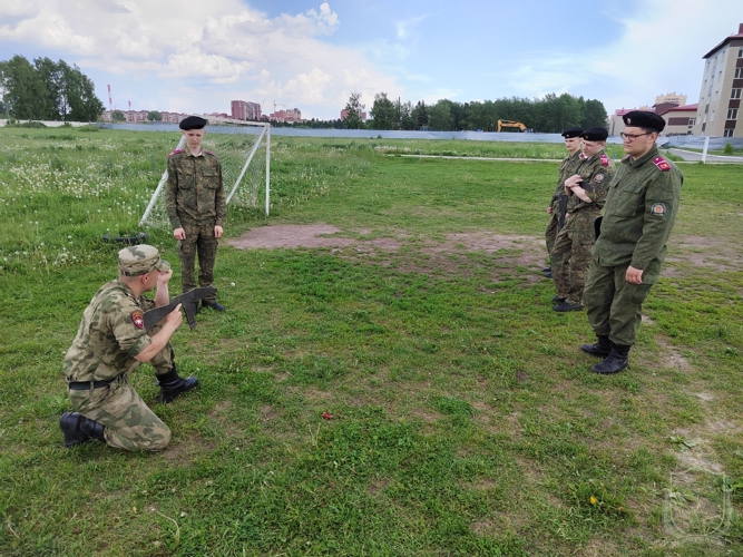На территории военного института прошли учебные сборы с кадетами Сибирского кадетского корпуса.