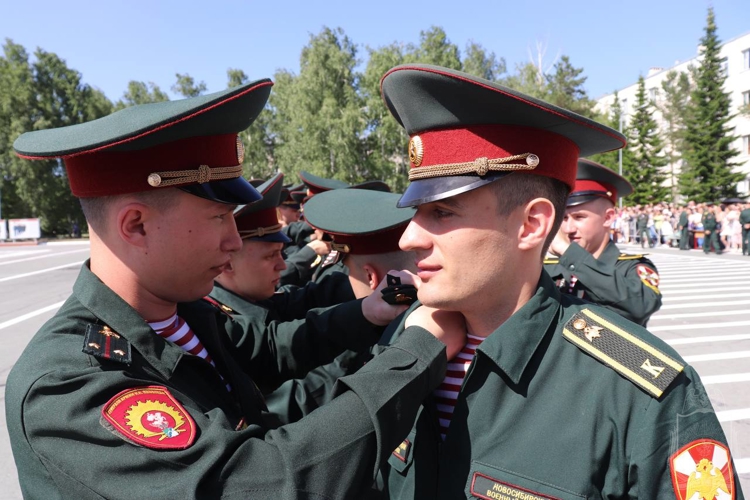 Выпускники Новосибирского военного института получили первые офицерские звания