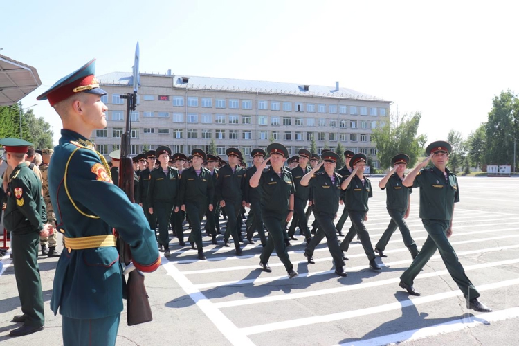 Выпускники Новосибирского военного института получили  первые офицерские звания