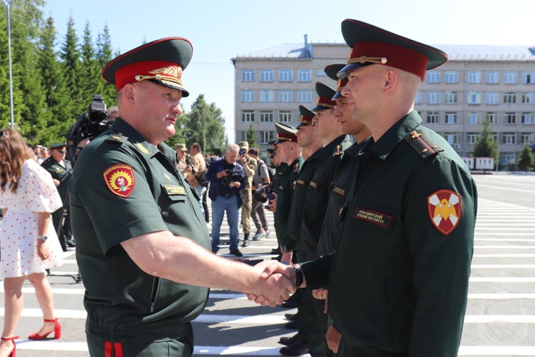 Выпускники Новосибирского военного института получили  первые офицерские звания