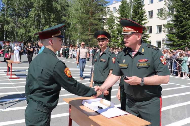 Выпускники Новосибирского военного института получили  первые офицерские звания