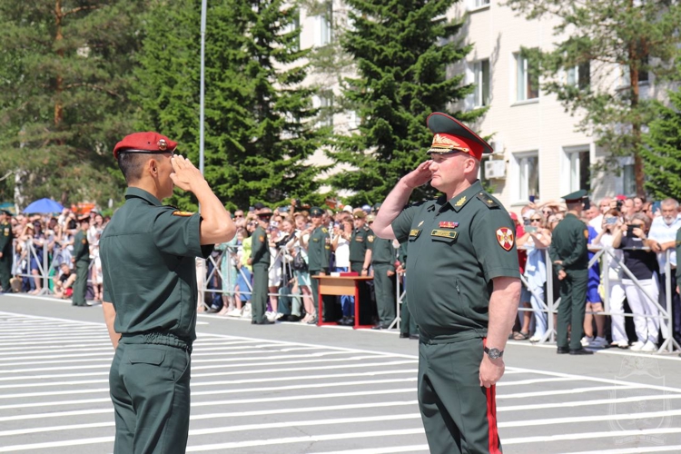 Выпускники Новосибирского военного института получили  первые офицерские звания