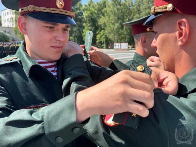 Выпускники Новосибирского военного института получили  первые офицерские звания