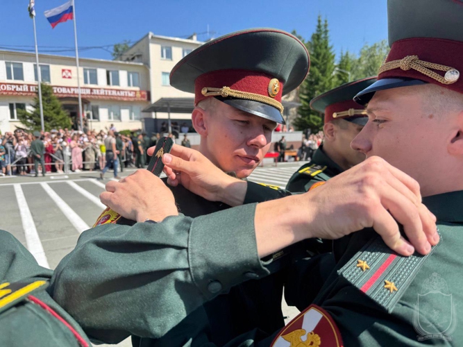 Выпускники Новосибирского военного института получили  первые офицерские звания