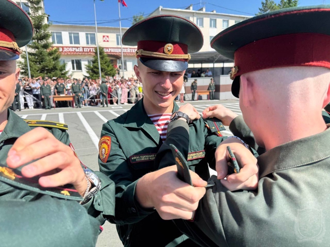 Выпускники Новосибирского военного института получили  первые офицерские звания