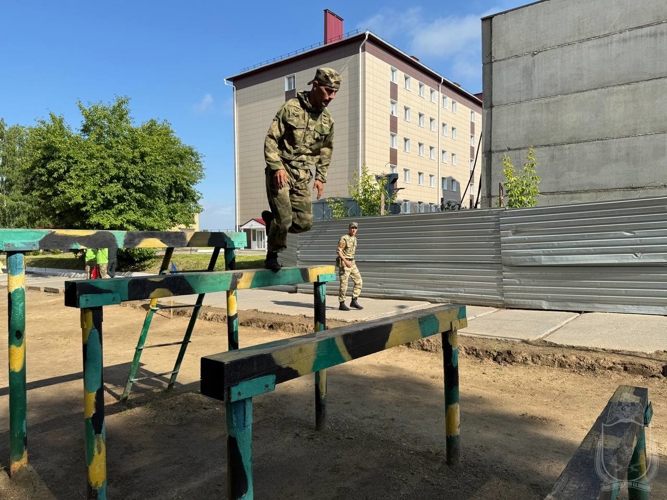 В военном институте прошел чемпионат по преодолении полосы препятствий
