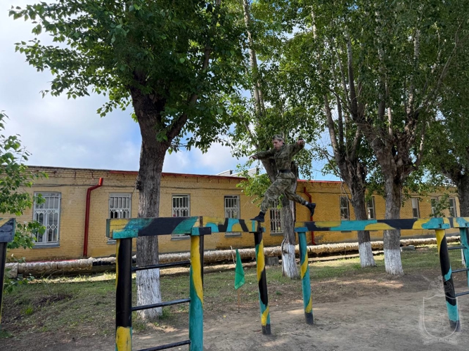 В военном институте прошел чемпионат по преодолении полосы препятствий
