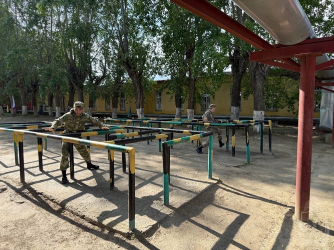 В военном институте прошел чемпионат по преодолении полосы препятствий