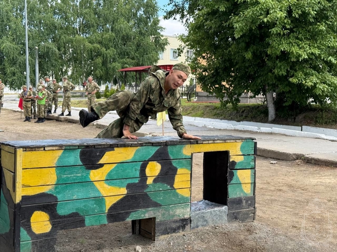 В военном институте прошел чемпионат по преодолении полосы препятствий