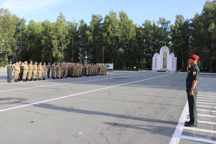 Военнослужащие военного института приняли участие в патриотических мероприятиях, посвященных Дню Государственного флага России