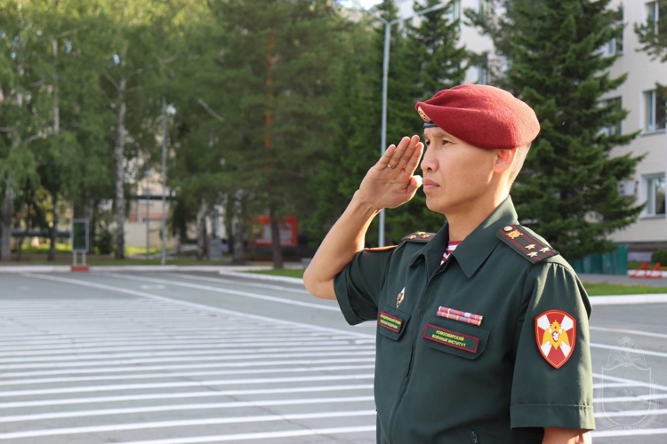 Военнослужащие военного института приняли участие в патриотических мероприятиях, посвященных Дню Государственного флага России