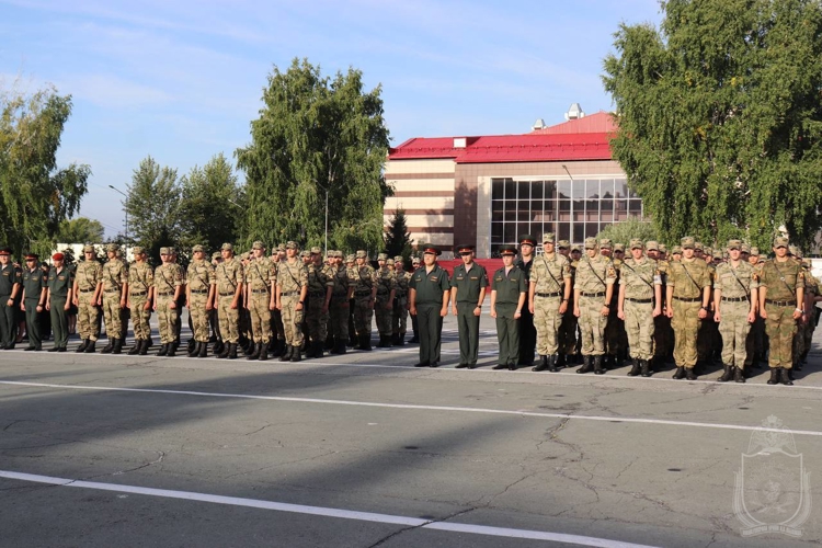 Военнослужащие военного института приняли участие в патриотических мероприятиях, посвященных Дню Государственного флага России