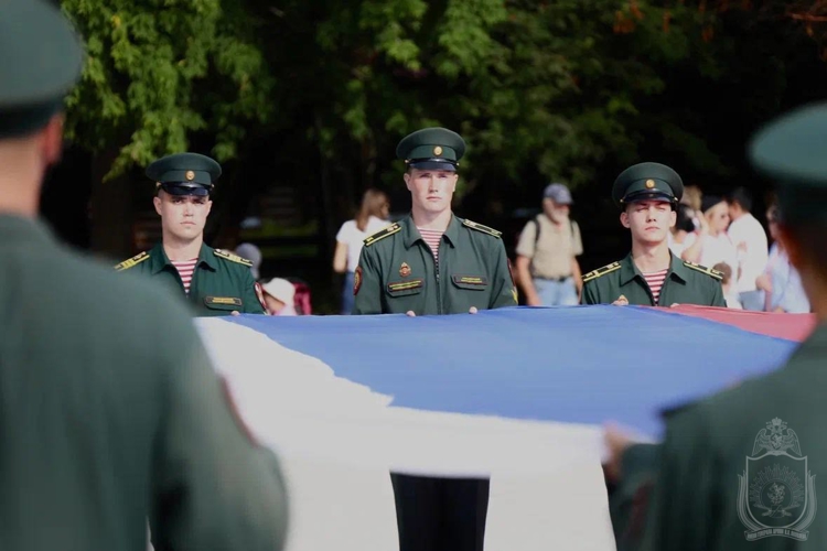 Военнослужащие военного института приняли участие в патриотических мероприятиях, посвященных Дню Государственного флага России