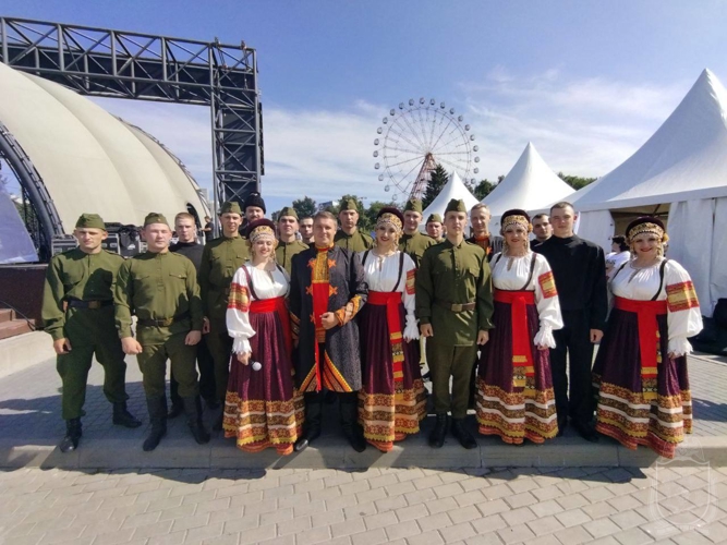 Военнослужащие военного института приняли участие в патриотических мероприятиях, посвященных Дню Государственного флага России