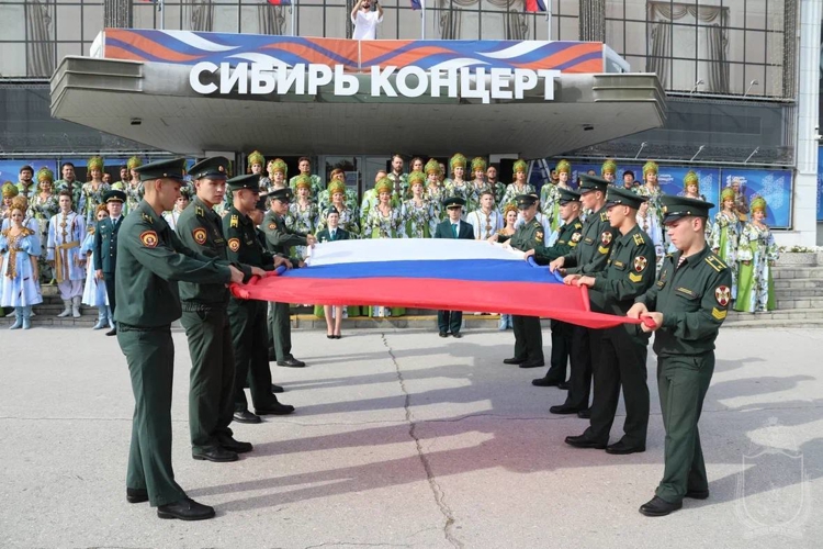Военнослужащие военного института приняли участие в патриотических мероприятиях, посвященных Дню Государственного флага России