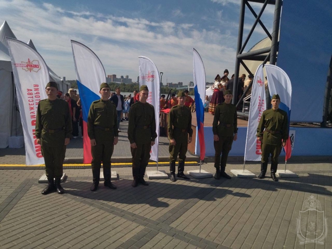 Военнослужащие военного института приняли участие в патриотических мероприятиях, посвященных Дню Государственного флага России