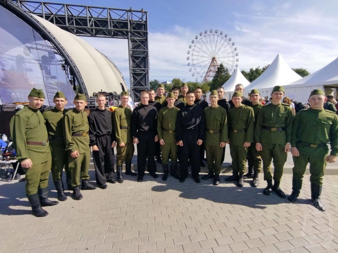 Военнослужащие военного института приняли участие в патриотических мероприятиях, посвященных Дню Государственного флага России