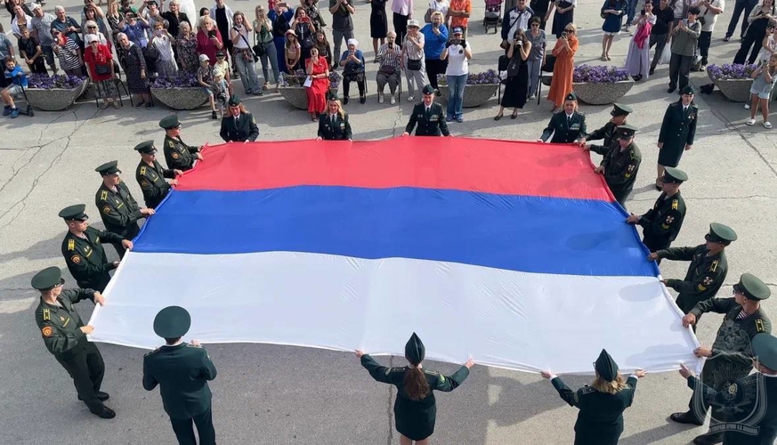 Военнослужащие военного института приняли участие в патриотических мероприятиях, посвященных Дню Государственного флага России