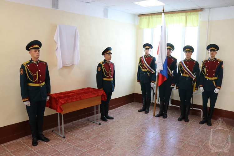 В Новосибирском военном институте увековечили память погибшего выпускника