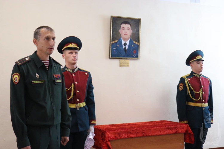 В Новосибирском военном институте увековечили память погибшего выпускника