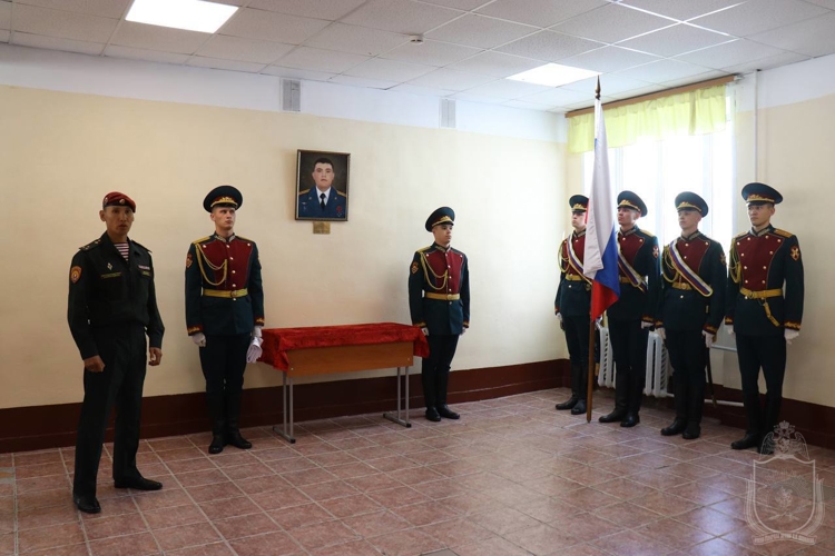 В Новосибирском военном институте увековечили память погибшего выпускника