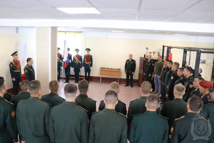 В Новосибирском военном институте увековечили память погибшего выпускника