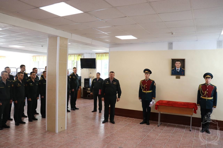 В Новосибирском военном институте увековечили память погибшего выпускника