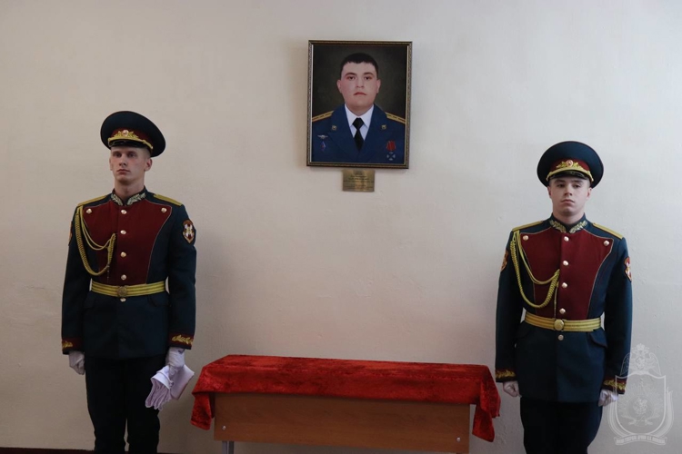 В Новосибирском военном институте увековечили память погибшего выпускника