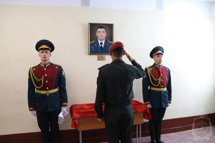 В Новосибирском военном институте увековечили память погибшего выпускника