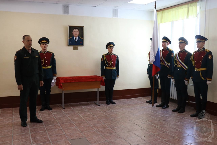 В Новосибирском военном институте увековечили память погибшего выпускника