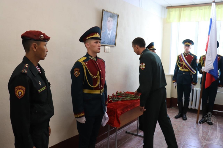 В Новосибирском военном институте увековечили память погибшего выпускника