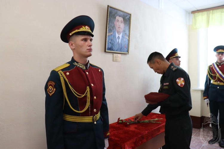 В Новосибирском военном институте увековечили память погибшего выпускника