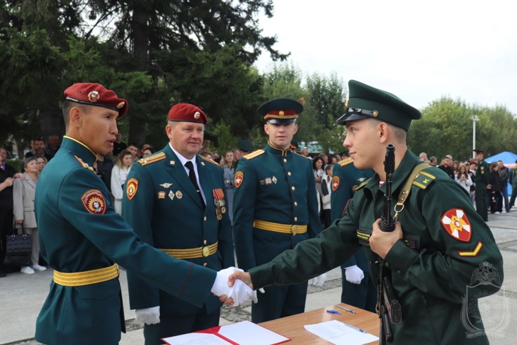 Курсанты 1 курса Новосибирского военного института приняли присягу