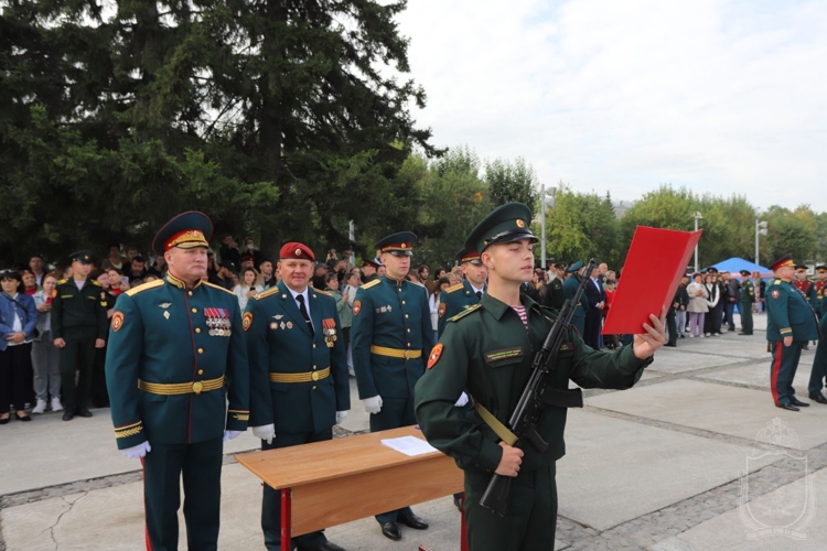 Курсанты 1 курса Новосибирского военного института приняли присягу