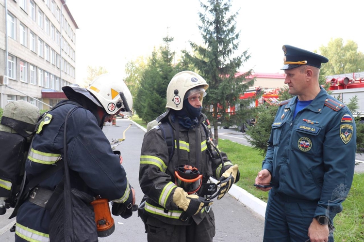 Пожарно-тактические учения прошли в Новосибирском военном институте