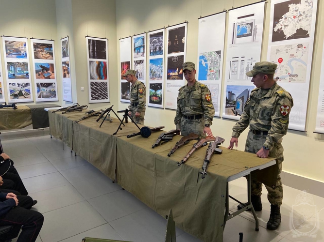 Курсанты Новосибирского военного института  провели мастер-класс с оружием