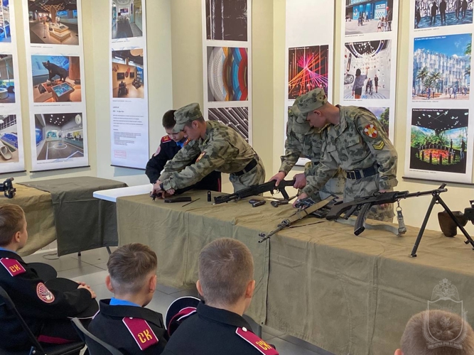 Курсанты Новосибирского военного института  провели мастер-класс с оружием