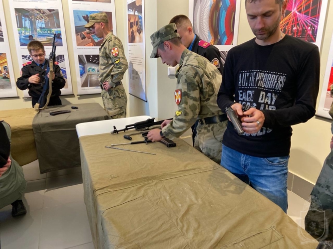 Курсанты Новосибирского военного института провели мастер-класс с оружием