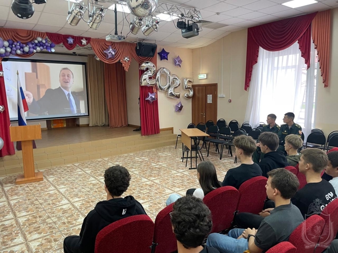 Курсанты военного института провели занятия  с учениками подшефной школы