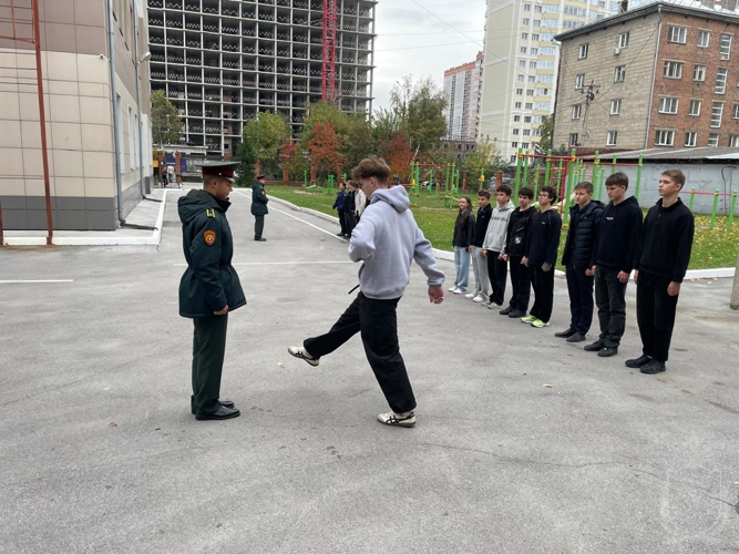 Курсанты военного института провели занятия  с учениками подшефной школы