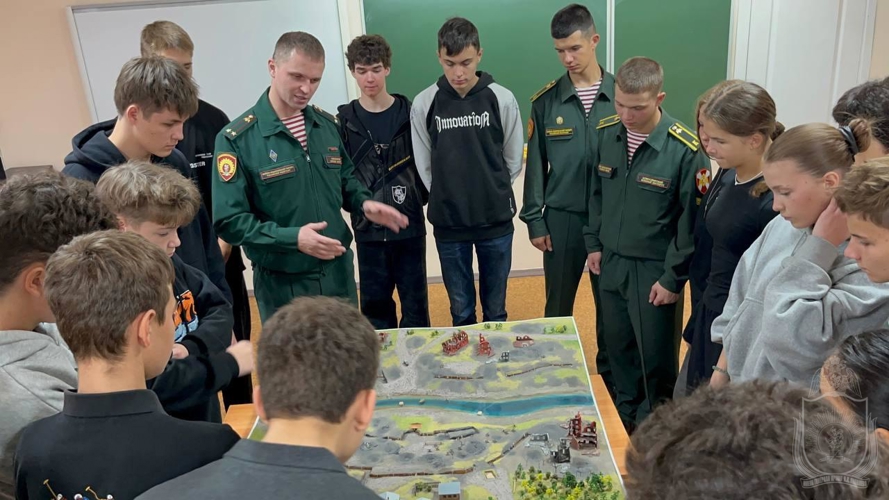 Курсанты военного института провели занятия с учениками подшефной школы